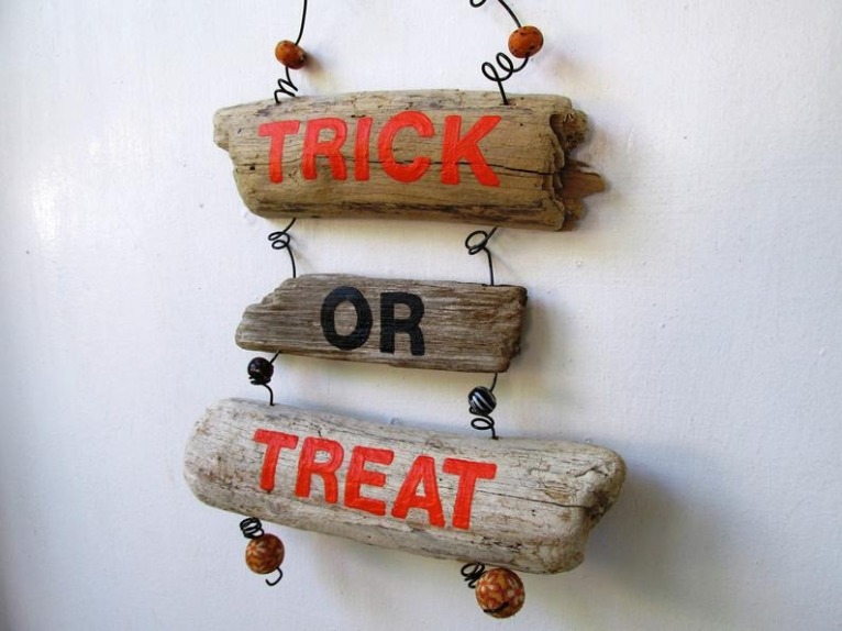 Driftwood Trick or Treat Sign